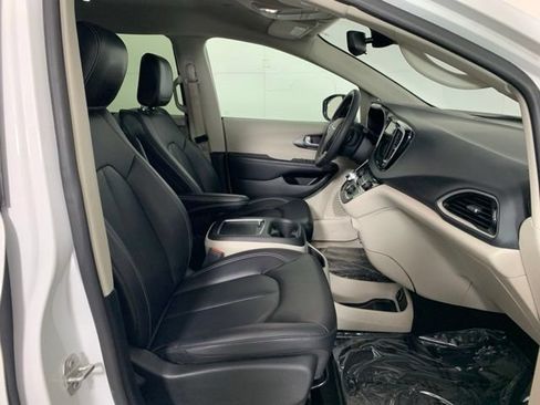 Used 2024 Chrysler Pacifica Touring-L FWD image 21