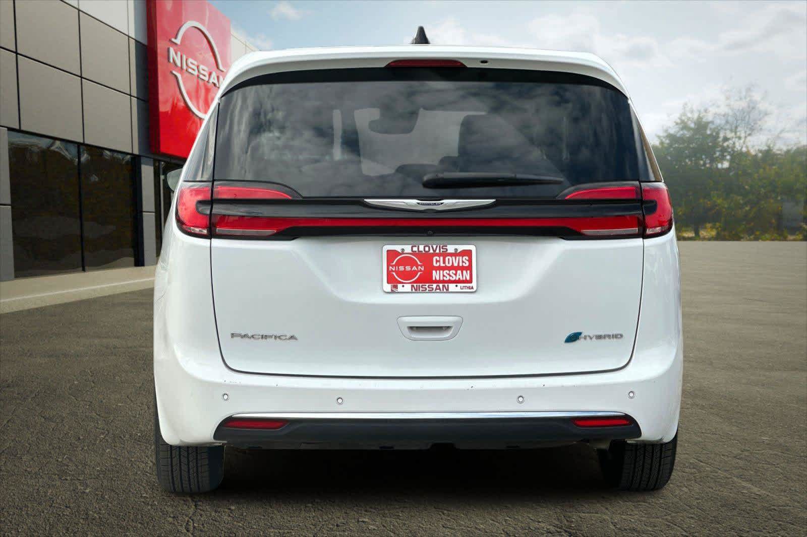 Used 2024 Chrysler Pacifica Limited FWD image 7