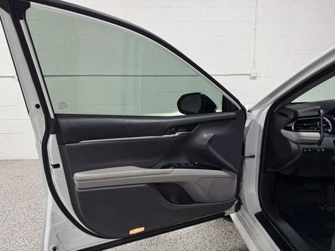 Used 2019 Toyota Camry XLE FWD image 10