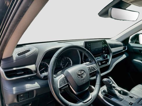 Used 2022 Toyota Highlander XLE FWD image 12