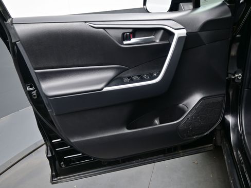 Used 2025 Toyota RAV4 XLE AWD/4WD image 9