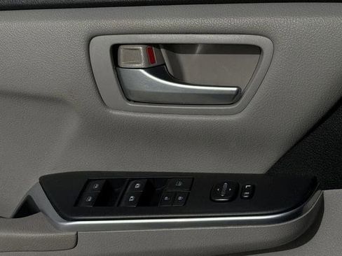 Used 2015 Toyota Camry SE image 16