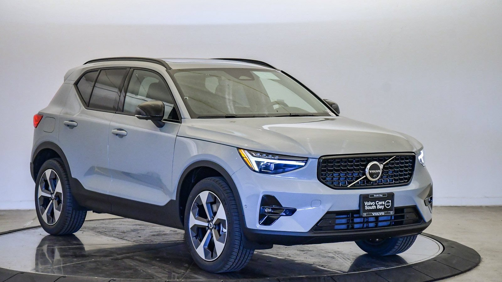 Certified 2026 Volvo XC40 B4 Plus w/ Climate Package FWD image 6