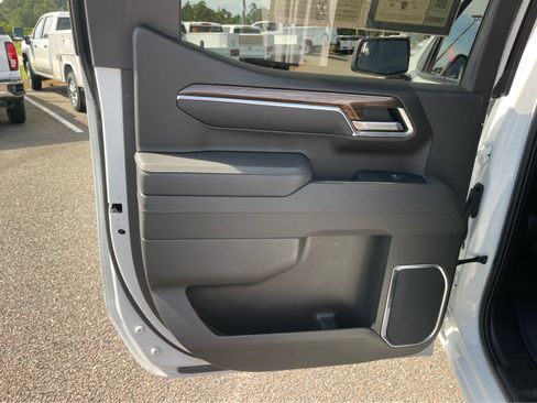 Used 2026 Chevrolet Silverado 1500 LT Trail Boss w/ Convenience Package II AWD/4WD image 19
