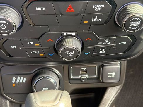 Used 2021 Jeep Renegade Latitude w/ Sun & Sound Group AWD/4WD image 17