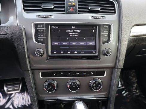 Used 2017 Volkswagen Golf S image 27