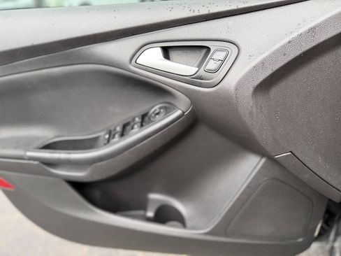Used 2017 Ford Focus SE FWD image 19