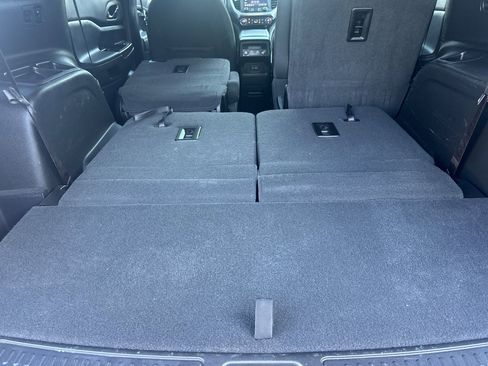 Used 2023 GMC Acadia SLE image 17