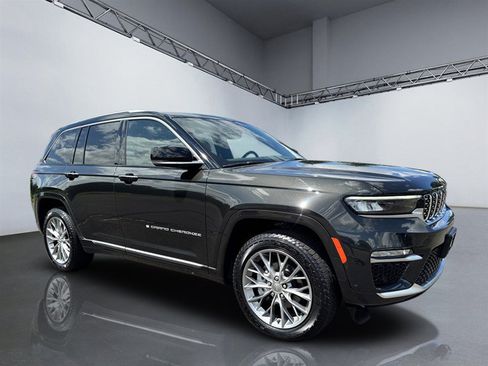 Used 2023 Jeep Grand Cherokee Summit AWD/4WD image 9