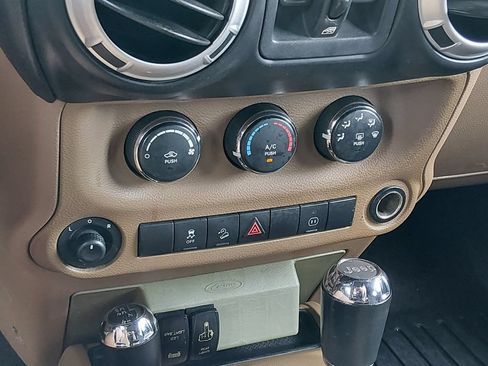 Used 2011 Jeep Wrangler Unlimited Sahara w/ Connectivity Group AWD/4WD image 21