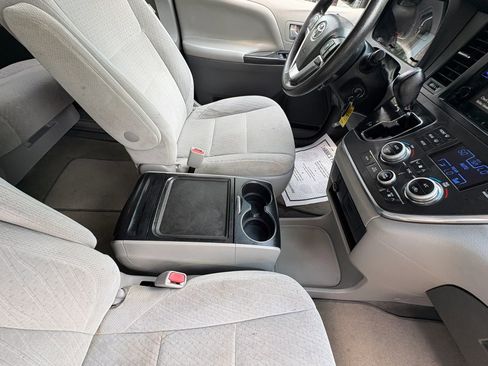 Used 2015 Toyota Sienna LE FWD image 16