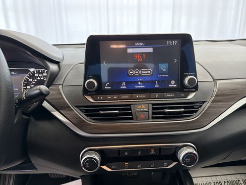 Used 2024 Nissan Altima 2.5 SV FWD image 9