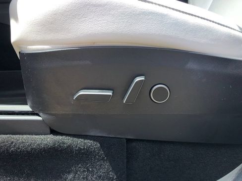 Used 2022 Tesla Model Y Long Range AWD/4WD image 23