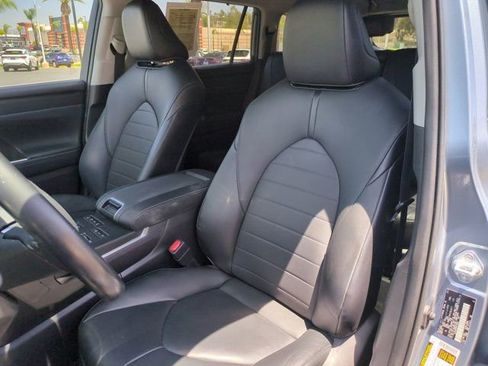Used 2021 Toyota Highlander XLE AWD/4WD image 11