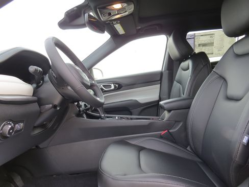 New 2026 Jeep Compass Limited image 17