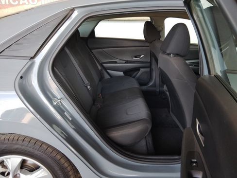 Used 2021 Hyundai Elantra SE FWD image 16