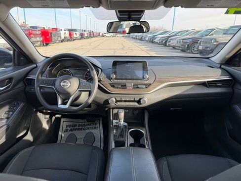 Used 2024 Nissan Altima 2.5 SV image 14