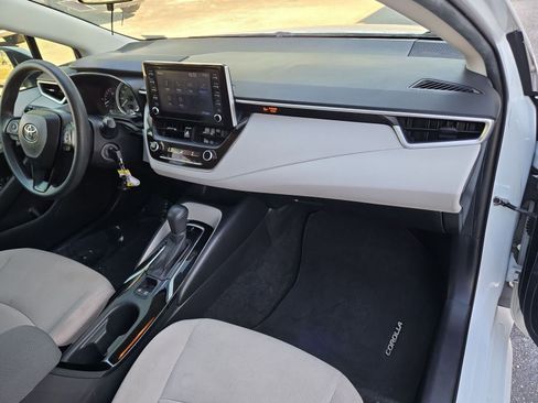 Used 2020 Toyota Corolla LE image 30
