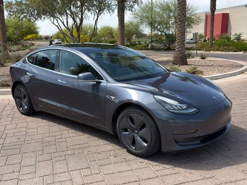 Used 2020 Tesla Model 3 Standard Range image 1