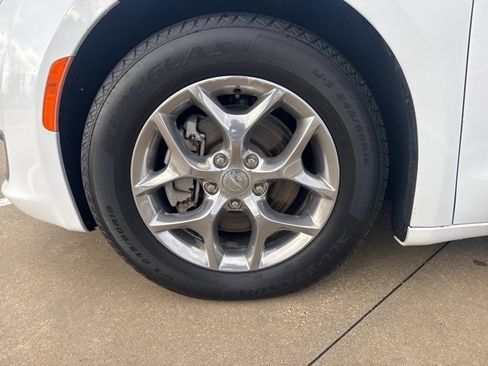 Used 2018 Chrysler Pacifica Limited image 4