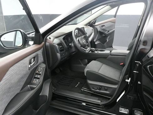 Used 2023 Nissan Rogue SV image 9