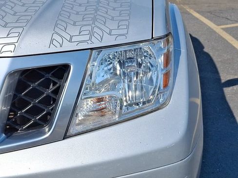 Used 2014 Nissan Frontier PRO-4X w/ Pro-4x Graphics Package AWD/4WD image 9