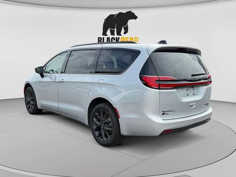 New 2026 Chrysler Pacifica Limited w/ S Appearance Package AWD/4WD image 5