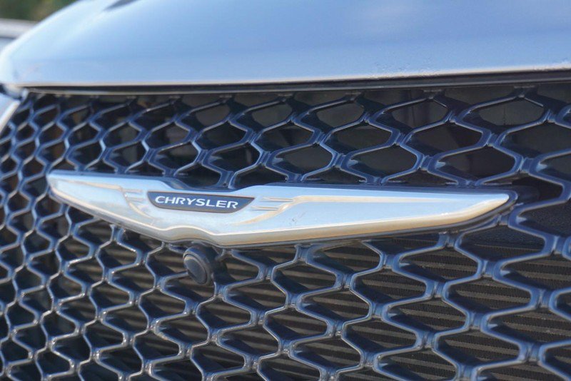 Used 2021 Chrysler Pacifica Touring-L FWD image 11