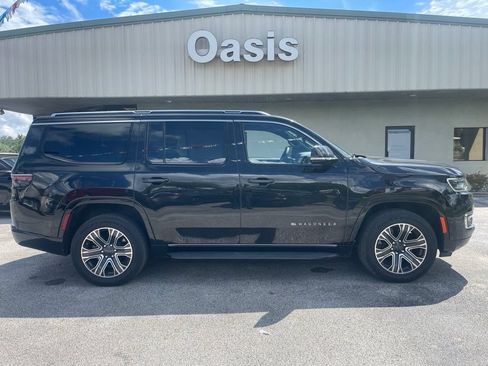 Used 2024 Jeep Wagoneer Series II w/ Flexible Seating Group RWD image 1