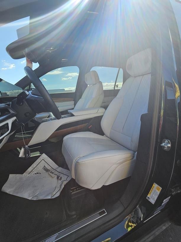 Used 2026 Cadillac Vistiq Luxury w/ LPO, Floor Liner Package AWD/4WD image 4