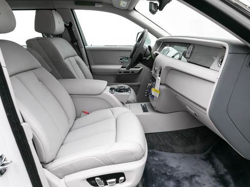 Used 2024 Rolls-Royce Phantom Extended Wheelbase w/ Leather Finishing Pack image 40