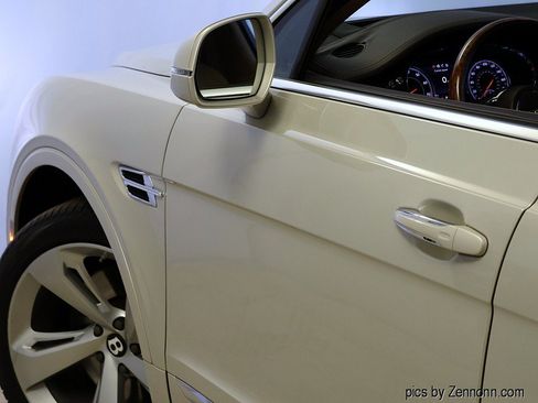 Used 2019 Bentley Bentayga AWD/4WD image 23