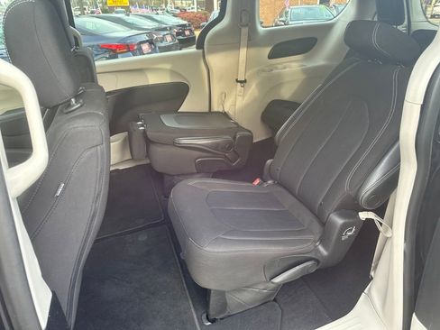 Used 2023 Chrysler Voyager LX image 12