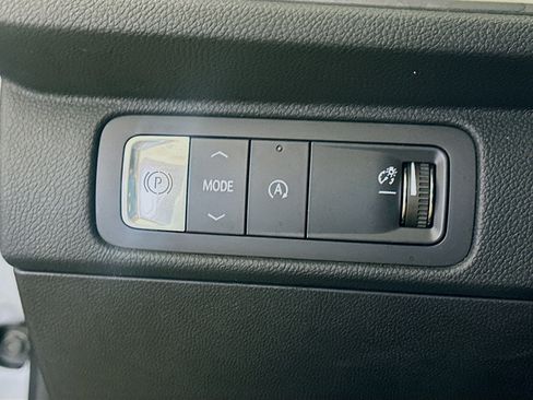 Used 2025 Chevrolet Traverse LT FWD image 17