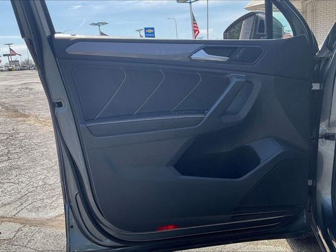 Used 2023 Volkswagen Tiguan SE w/ Panoramic Sunroof Package image 26