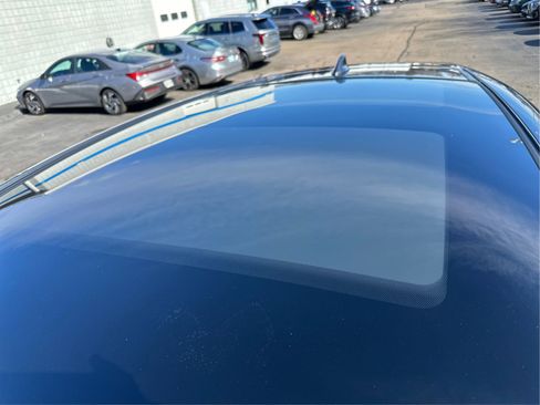 Used 2023 Toyota Venza Limited image 12