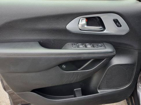 Used 2022 Chrysler Pacifica Touring-L w/ Uconnect Theater Family Group FWD image 20