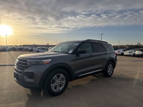 Used 2022 Ford Explorer XLT image 7