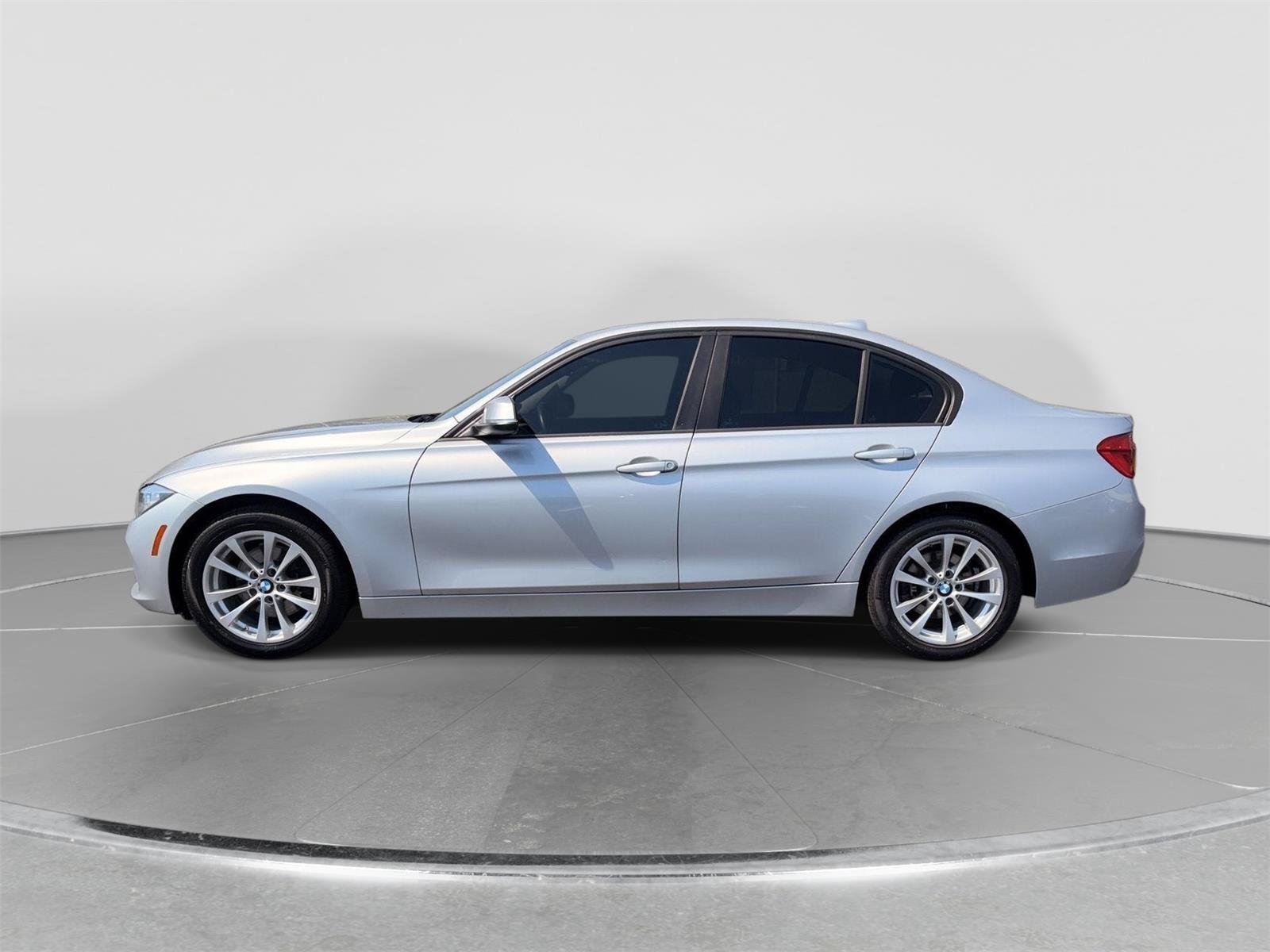 Used 2017 BMW 320i Sedan RWD image 2
