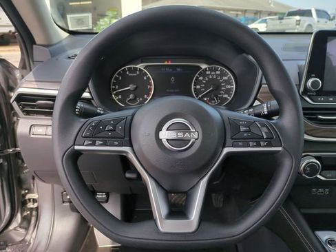 Used 2023 Nissan Altima 2.5 SV image 9