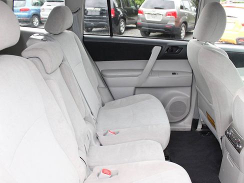 Used 2011 Toyota Highlander 4WD w/ Tow Pkg image 16