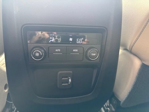 Used 2018 Buick Enclave Essence FWD image 17