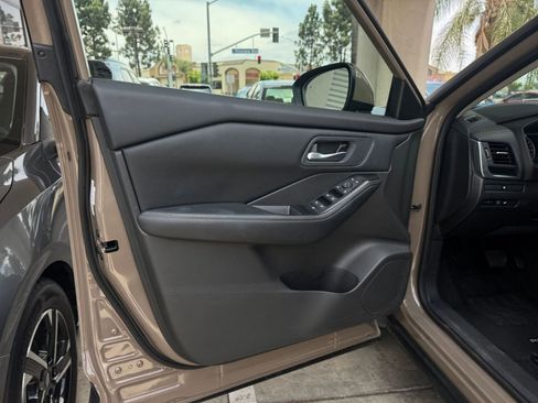 Used 2025 Nissan Rogue SV FWD image 18
