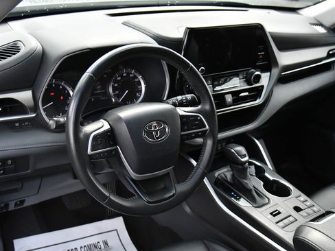 Used 2023 Toyota Highlander XLE AWD/4WD image 16