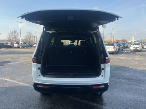Used 2023 Jeep Wagoneer Series III w/ Preferred Equipment Group image 11