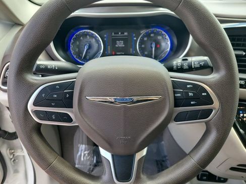Used 2017 Chrysler Pacifica Touring Plus FWD image 23