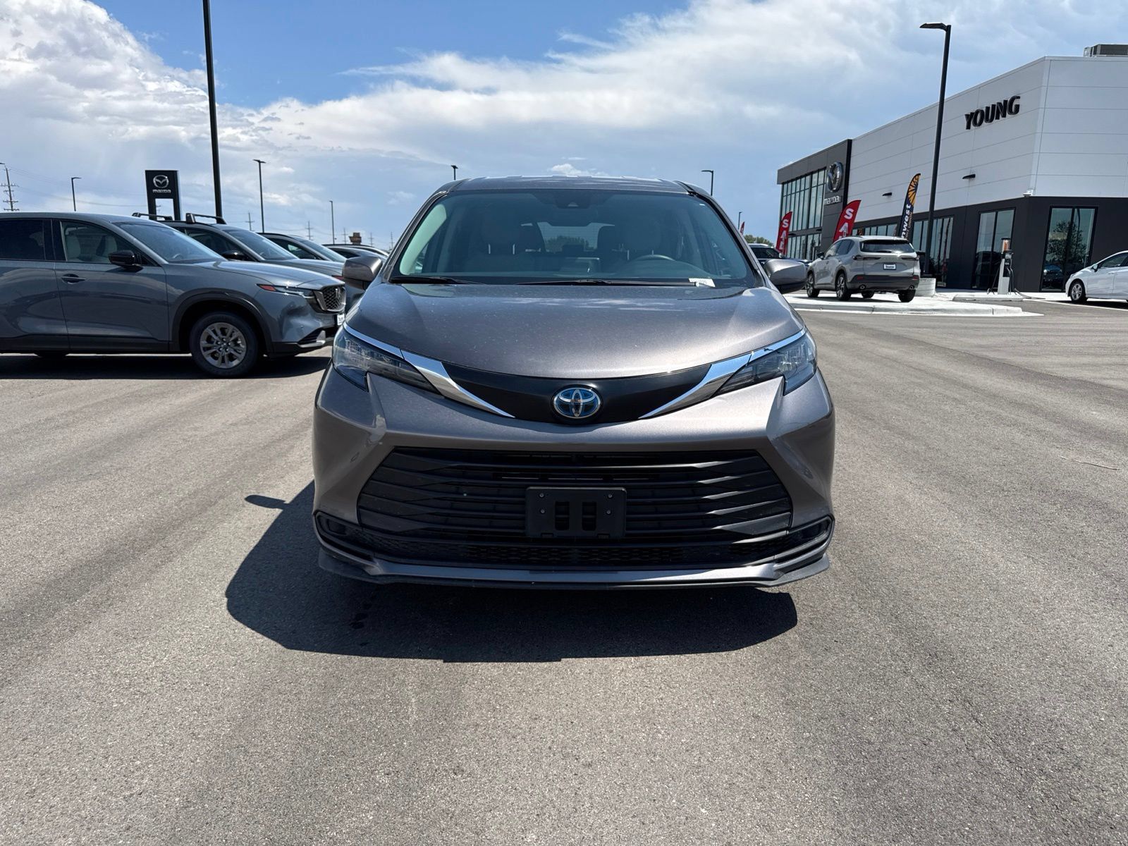 Used 2024 Toyota Sienna LE FWD image 2