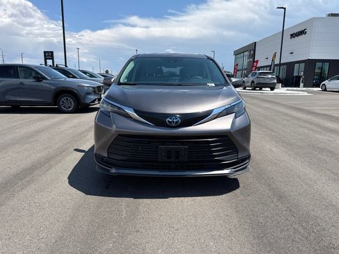 Used 2024 Toyota Sienna LE FWD image 2