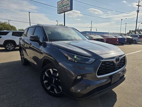Used 2025 Toyota Highlander LE FWD image 1