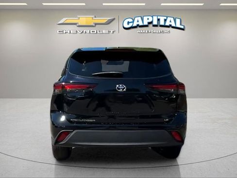 Used 2024 Toyota Highlander LE FWD image 4